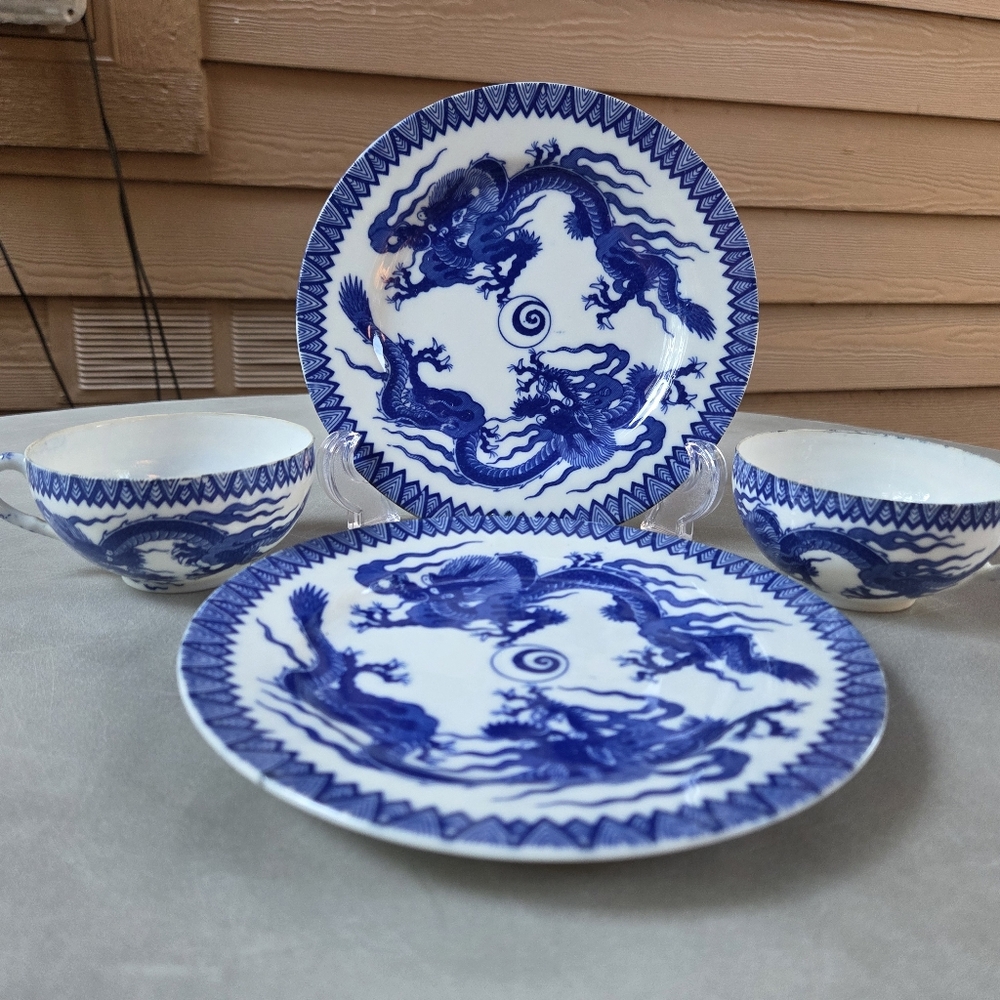 Pair Of Antique 19th Century Japanese Double Dragon Teacups & Saucers